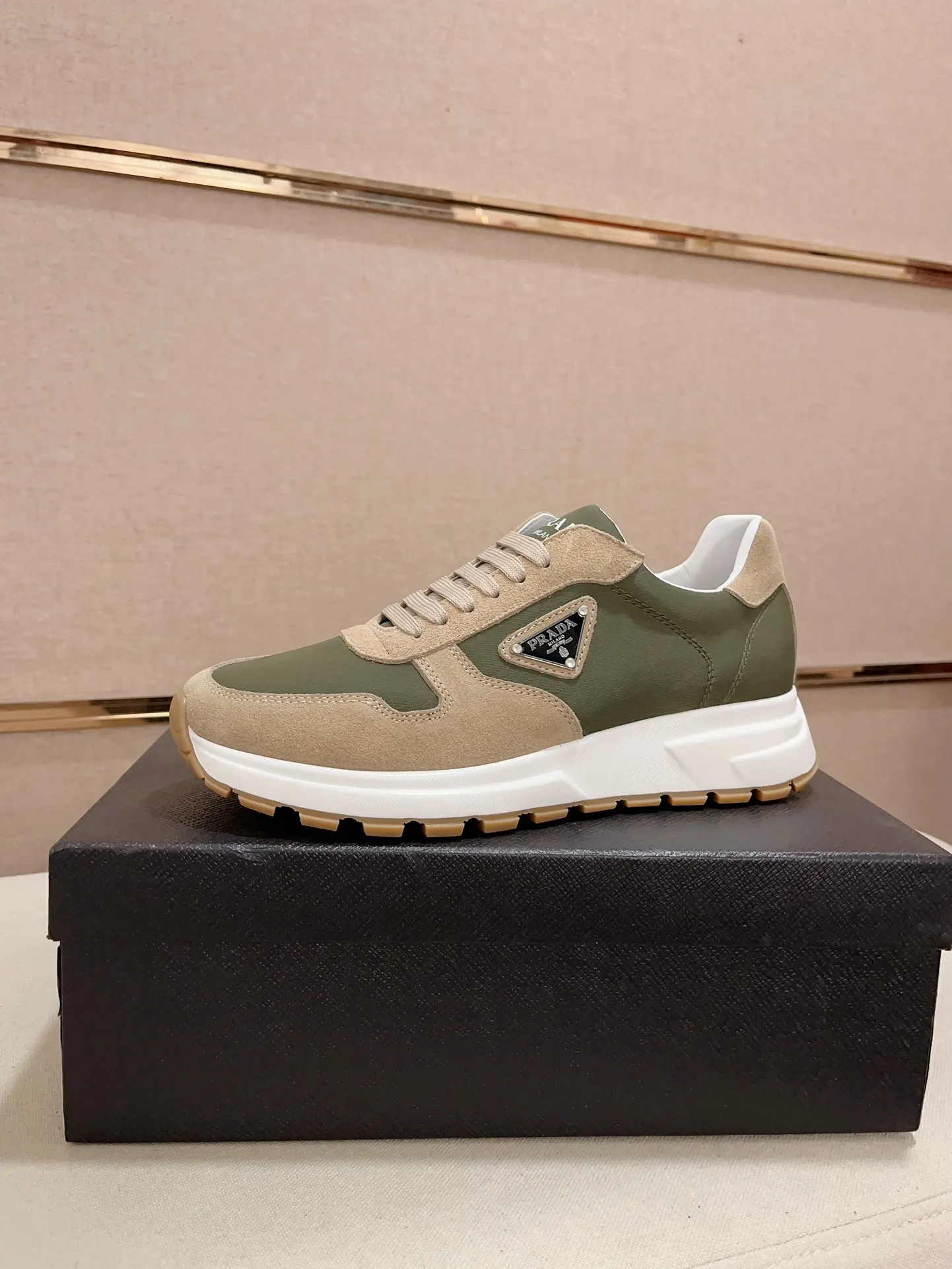 Men's shoes💰 540💰 ✔️✔️✔️Higher version High-quality new PRADA (Prada) counters are launched simultaneously. The new men's shoes and 😘fabric are made of selected first-layer cowhide ➕ breathable fabric technology. Lining: Full cowhide lining. 👍🏿 High-end ☄️ air-cushion molded anti-slip rubber outsole, exquisite lines, simple and elegant, comfortable and high-end for leisure travel. Code number: 38 to 44 (45 can be customized)